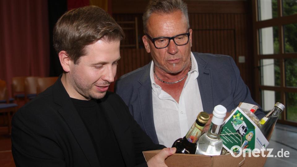 Mit einem Geschenkkorb bedankte sich Udo Fürst (rechts) bei Ehrengast Kevin Kühnert. Bild: wro