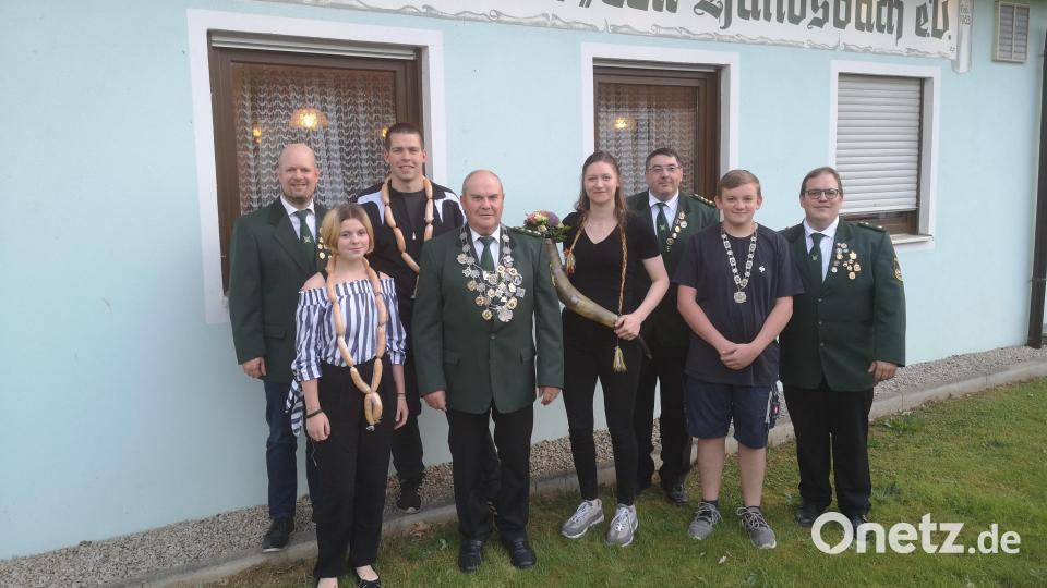 Die Sieger und die Vorjahressieger der Königsproklamation 2022. Das Bild zeigt von links Zweiten Sportleiter Markus Peterhans, Vorjahresjugendkönigin Sydney-Scarlette Kraus, Vorjahreskönig Florian Ernstberger, Schützenkönig Bruno Rosner, Schützenliesl Franziska Kraus, Schützenmeister Bernhard Ernstberger, Jugendkönig Valentin Trißl und Zweiten Schützenmeister Uwe Friedrich. Bild: Martin Kraus/exb