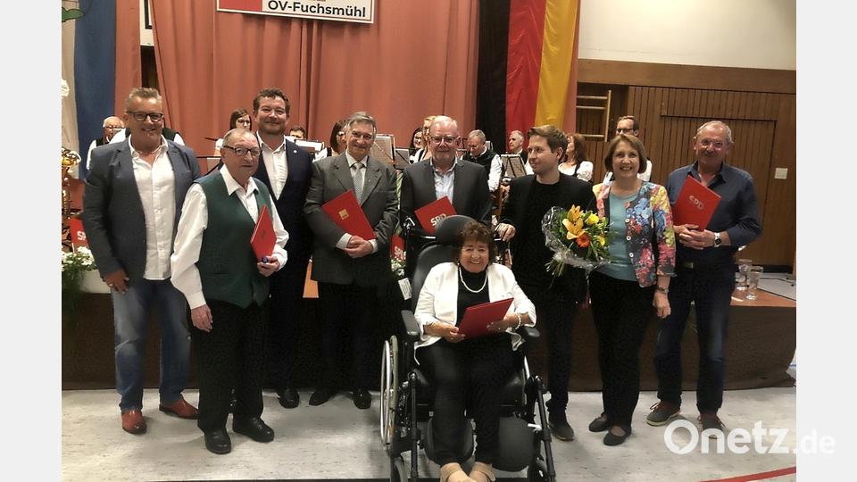 Höhepunkt des Festabends waren Ehrungen langjähriger SPD-Mitglieder. Im Bild (von links) Udo Fürst, Heinrich Ulrich sen., MdB Uli Grötsch, Arno Sattler, Rainer Bleistein, SPD-Generalsekretär Kevin Kühnert, MdL Annette Karl und Siegfried Trottmann. Vorne Minne Weiß. Bild: wro