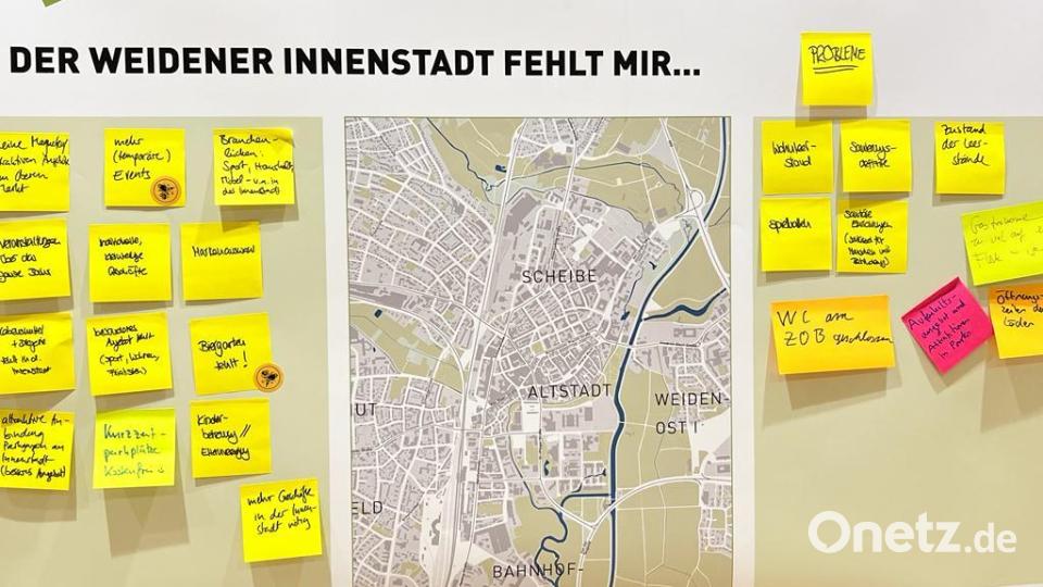 Manche Stellwände sind mit Klebezetteln übersät.. Es gibt viele Verbesserungswünsche. Bild: vlu
