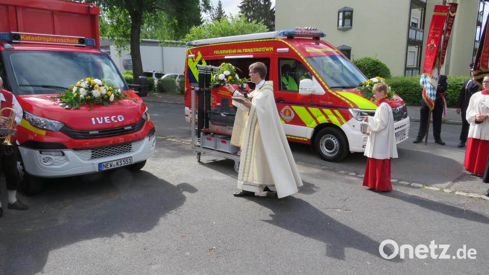 Mit Weihwasser segnete Pfarrer Thomas Kopp die Fahrzeuge. Bild: adj