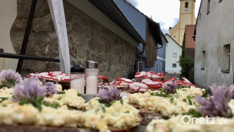 Käse-, Schnittlauch- und Radieserlbrote gab es für die zahlreichen Besucher im Schatten der Pfarrkirche St. Martin. Bild: gri
