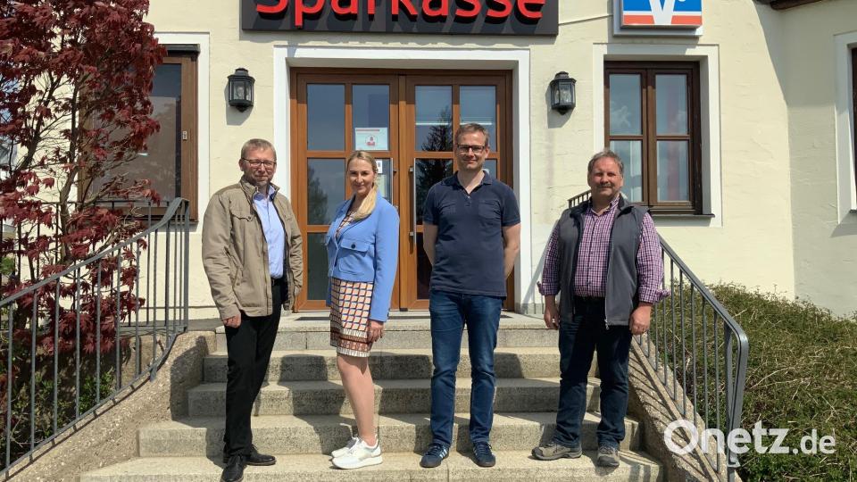Bei der offiziellen Übergabe des Sparkassengebäudes trafen sich (von links) Roman Leiß und Sonja Marterer von der Sparkasse Oberpfalz Nord, Bauamtsleiter Achim Scherm und Bürgermeister Bernhard Schindler. Bild: ld