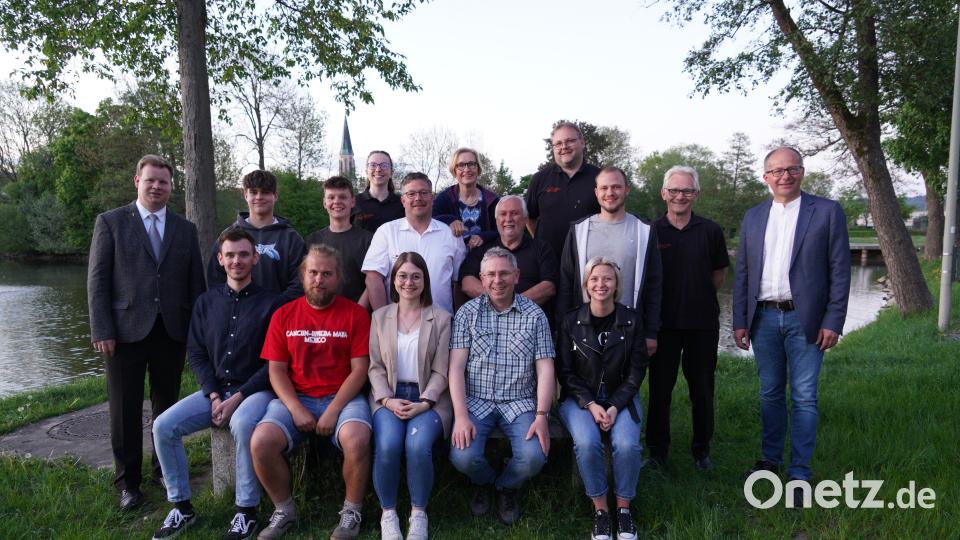 Sie lösen Roland Sächerl (Reihe Mitte, Vierter von links) als Vorsitzenden ab: Hans Zaus, Mirjam Müller und Georg Panzer (sitzend von links). Als Kassier sind Maximilian Memmel und Maria Heser tätig (sitzend von links). Pius Müller und Christoph Sächerl (stehend, Zweiter und Dritter von links) sind die neuen Jungkolpingleiter. Katrin Pasieka-Zapf (hinten links) wird mit Markus Lehner Schriftführer. Luzia Söllner, Josef Fischer, Martin Prechtl, Michael Heser und Alfred Kick sind Beisitzer (von links). Pfarrer Thomas Kraus (links) und Bürgermeister Roman Schäffler (rechts) gratulierten und dankten ihnen. Bild: kaz