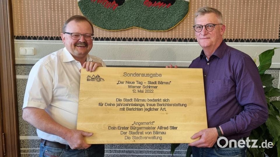 Bürgermeister Alfred Stier (links) überraschte Werner Schirmer in der Stadtratssitzung mit einem "Extraholz". Bild: Stadt Bärnau
