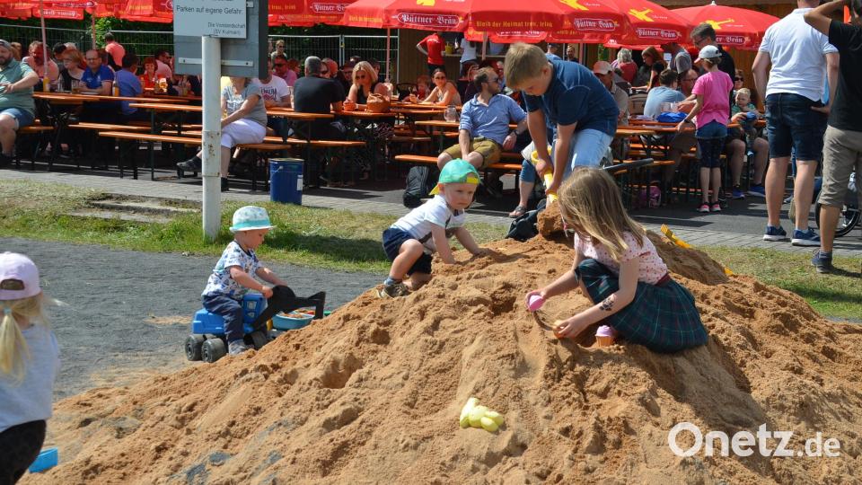 Die Mädchen und Buben konnten auf einem großen Sandhaufen buddeln. Bild: ak