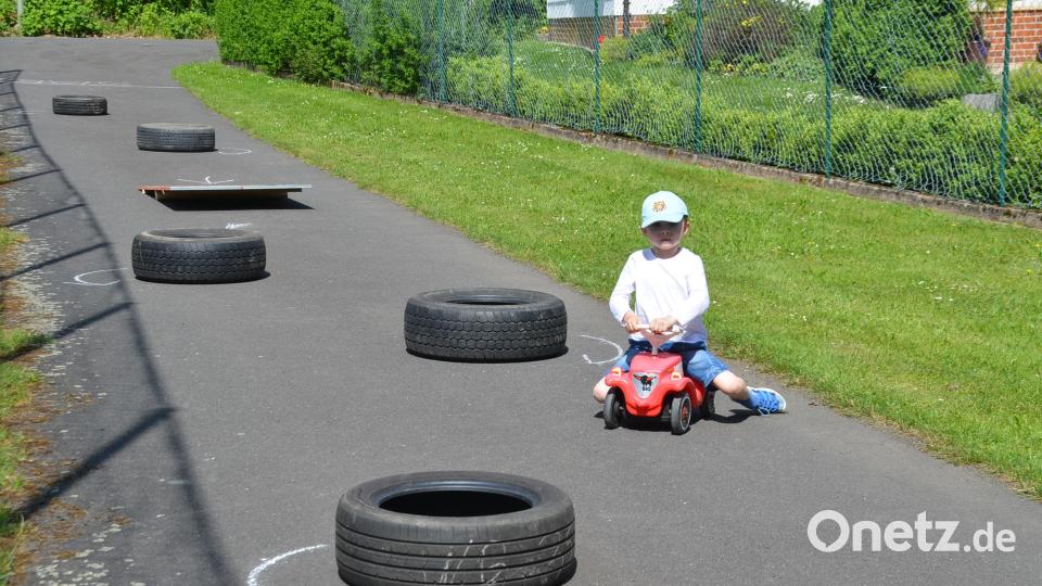 Mit dem Bobby-Car musste ein Slalomparcours bewältigt werden. Bild: ak