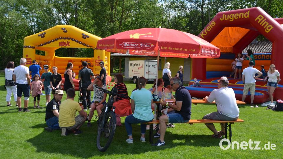 Unter Sonnenschirmen konnten die Besucher gemütlich beisammensitzen. Bild: ak
