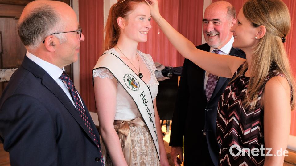 Holunderkönigin Sandra I. krönt ihre Nachfolgerin Monika I. Begeistert beobachten OGV-Kreisvorsitzender Albert Nickl (links) und Bezirksvorsitzender Willibald Gailer (Zweiter von rechts) die Zeremonie. Bild: do