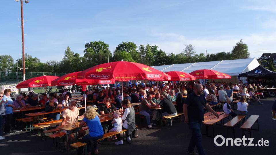 Die Bänke waren bleich beim Start des Spielewettbewerbs belegt. Bild: ak