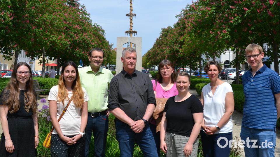 Im Kreise der Kollegen verabschiedete Geschäftsführende Verlegerin Viola Vogelsang-Reichl (Zweite von rechts) Werner Schirmer (Mitte) in den Ruhestand. Bild: Jennifer Bergmann