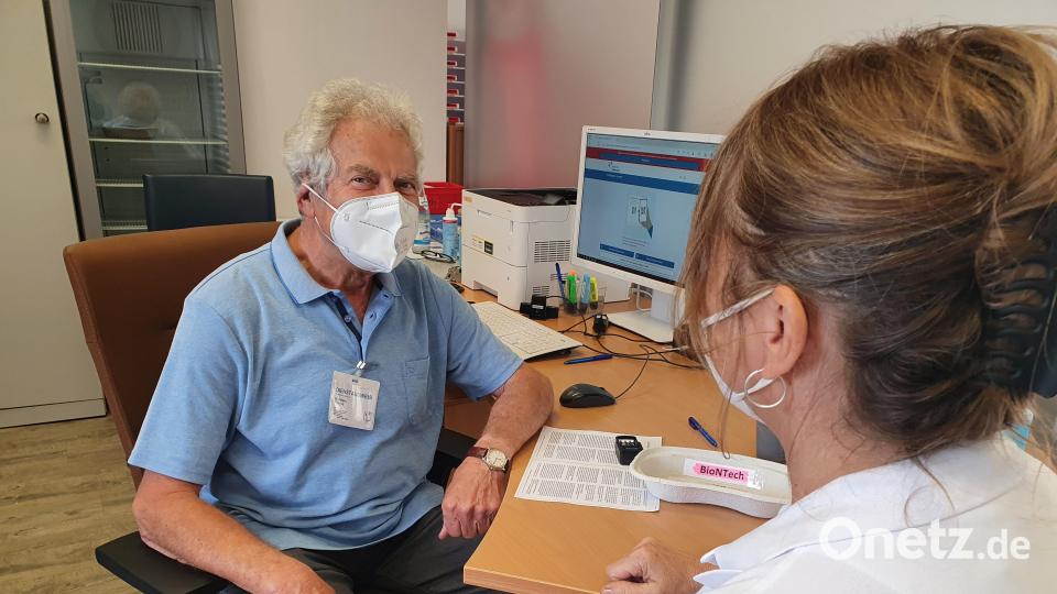 Seit Mittwoch, den 25. Mai, befindet sich das Impfzentrum im Landkreis Tirschenreuth nicht mehr in Waldsassen, sondern auf dem Markplatz in Tirschenreuth. Allgemeinmediziner Dr. Bernhard Person übernimmt den ersten Dienst in den neuen Räumlichkeiten. Bild: kaz