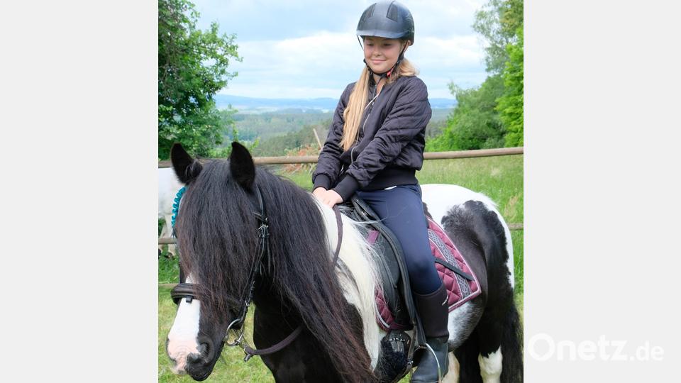 Geschafft nach einem 12 Kilometer langen Ritt: Emily mit ihrem Pferd Mary. Bild: do