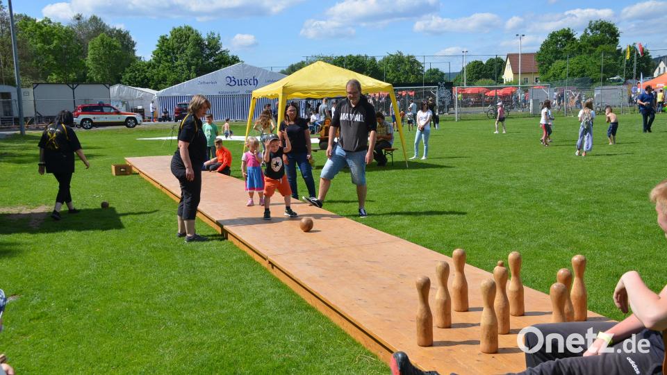 Auf dem B-Platz hatten die Veranstalter auch eine Holzkegelbahn aufgebaut. Bild: ak