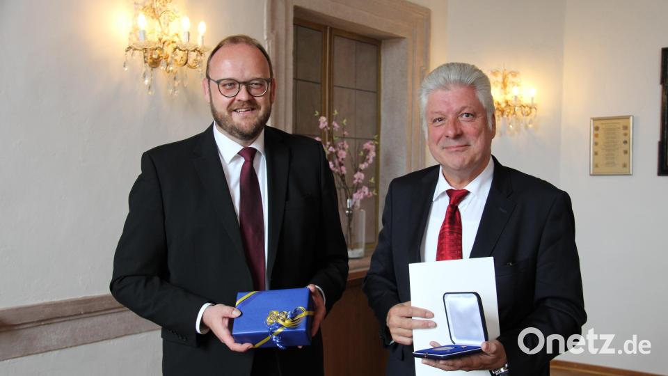 18 Jahre lang war Günter Stich (rechts) Bürgermeister von Floß. Für seine Verdienste wurde er von Landrat Andreas Meier (links) im Namen des Bayerischen Innenministers und der Regierung der Oberpfalz mit der Kommunalen Verdienstmedaille in Bronze ausgezeichnet. Bild: prh