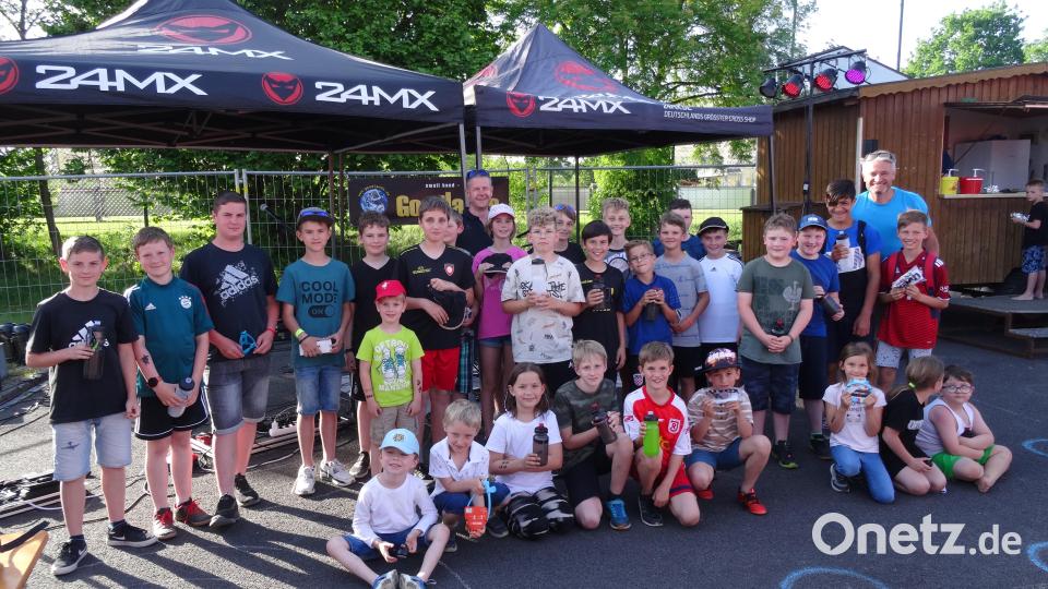 Der mehrfache Paralympics-Gewinner Gerd Schönfelder (hinten rechts) gratulierte den Siegern an den Stationen. Bild: ak