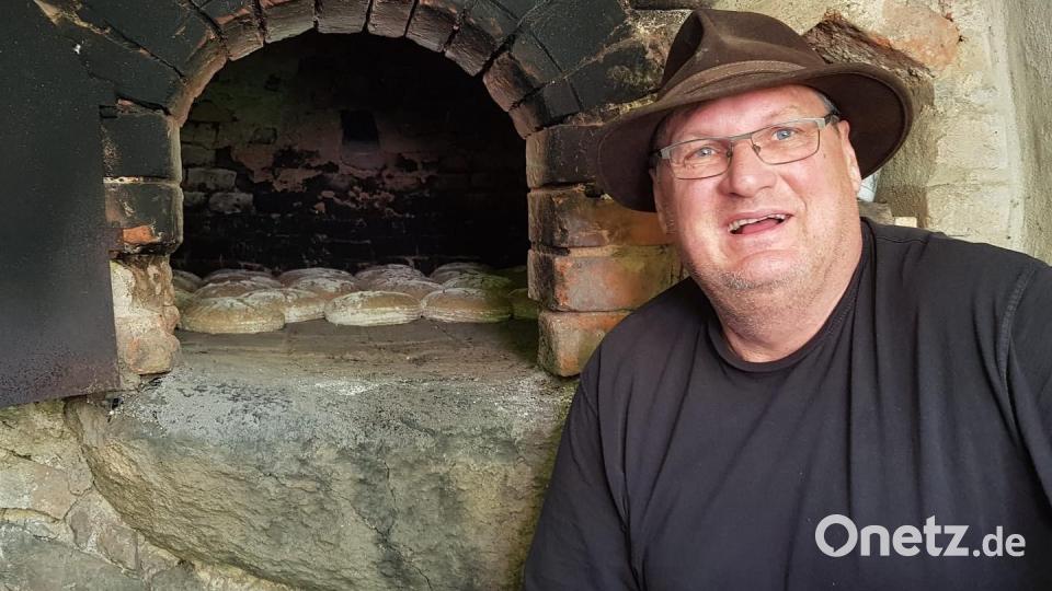 Martin Wiederer ist der Mann am Backofen. Im heißen Steingewölbe können rund 40 Brote backen. Bild: gri