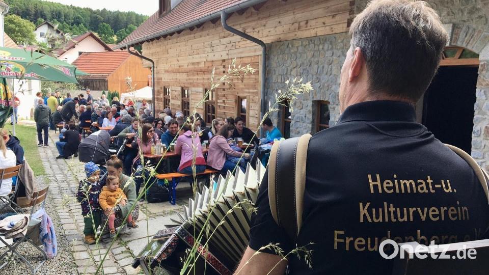 Mit viel Musik und Gesang feierte der Heimat- und Kulturverein Freudenberg sein Backofenfest in Wutschdorf. Bild: gri