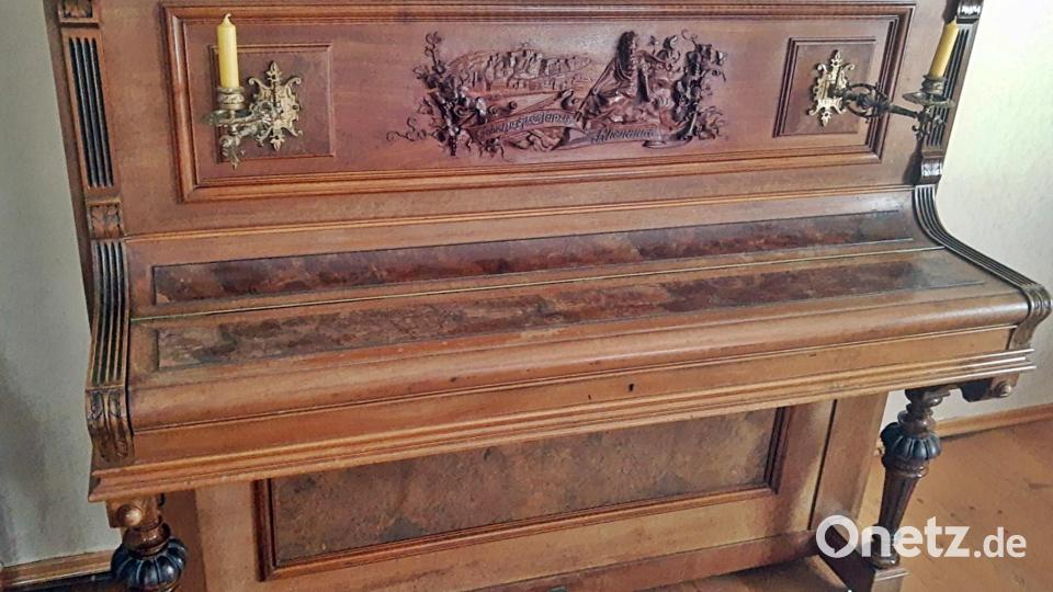 Das Klavier der Familie Busch, auf dem Max Reger bei seinen Besuchen in Mehlmeisel spielte, steht mittlerweile dank kräftiger Bauhofmitarbeiter im Sparkassen-Gebäude. Bild: ld