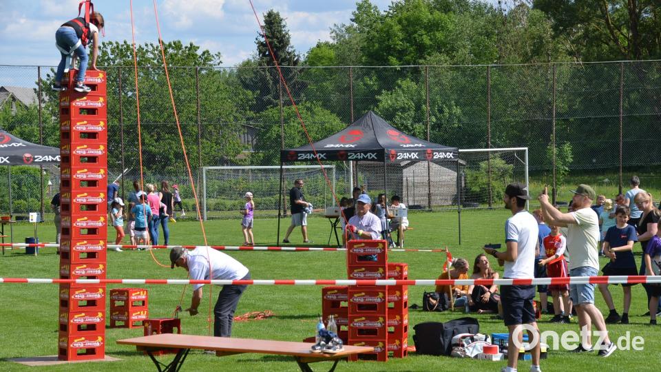 Gleichgewichtssinn war bei Bierkastenstapeln nötig Bild: ak