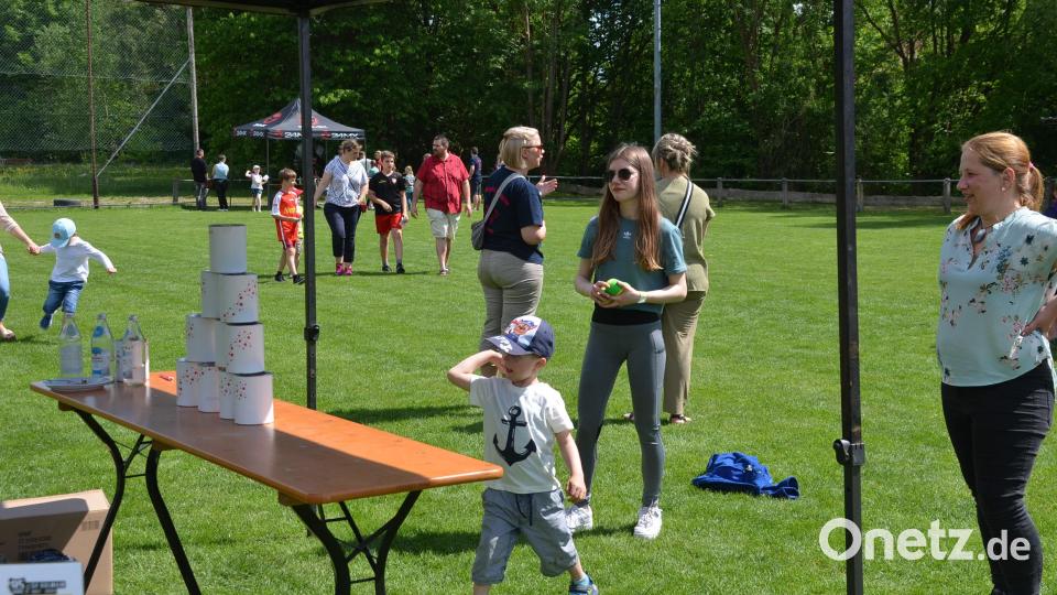An einer Station konnten die Kinder auf Dosen werfen. Bild: ak