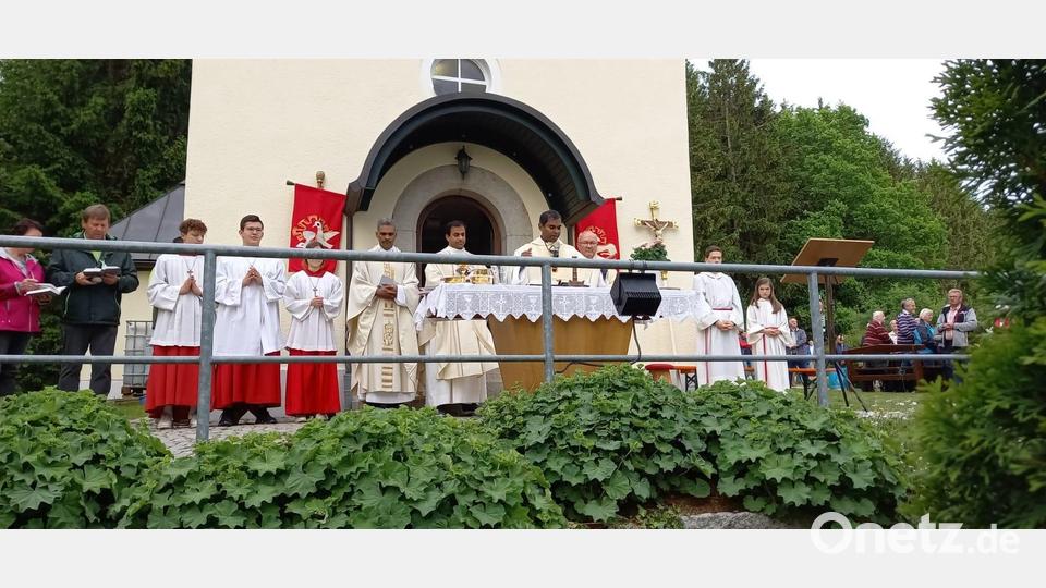 Gottesdienst auf dem Kalvarienberg mit Pater Anish George, Pfarrer Johnrose, Pater Joy und Diakon Harald Schraml. Bild: soj