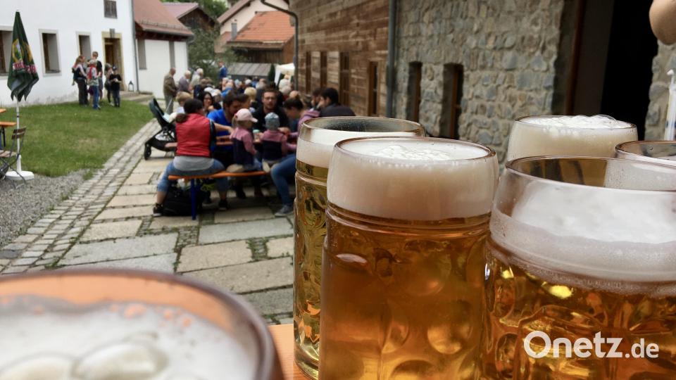 Prost auf ein schönes Backofenfest im Wutschdorf! Bild: gri