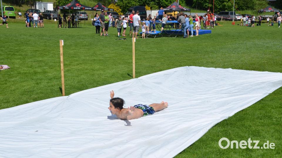 Wer am weitesten rutschte, bekam die meisten Punkte. Bild: ak