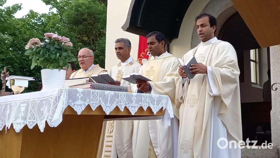 Gottesdienst auf dem Kalvarienberg mit (von rechts) Pater Anish George, Pfarrer Johnrose, Pater Joy und Diakon Harald Schraml. Bild: soj