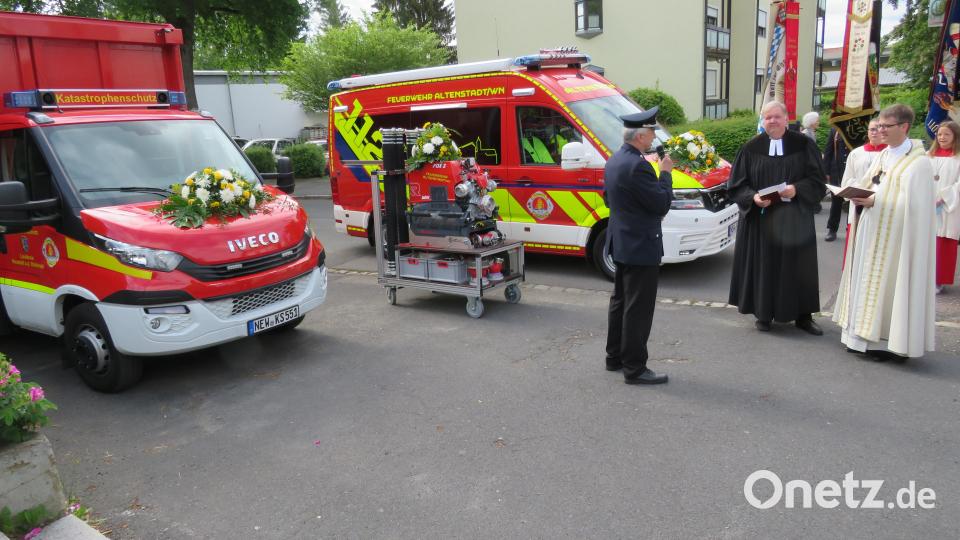 Kommandant Gottfried Amschl bitte um den Segen für die neuen Fahrzeuge der Feuerwehr Altenstadt/WN. Bild: adj