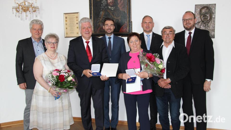 Mit Rita Steiner (Vierte von rechts) und Günter Stich (Dritter von links) wurden zwei langjährige Kommunalpolitiker von Landrat Andreas Meieer (rechts) mit der Kommunalen Verdienstmedaille in Bronze ausgezeichnet. Darüber freuten sich MdL Dr. Stephan Oetzinger (Vierter von links) und die Bürgermeister Robert Lindner (links) und Richard Kämmerer (Dritter von rechts) sowie die Ehepartner der beiden Geehrten. Bild: prh