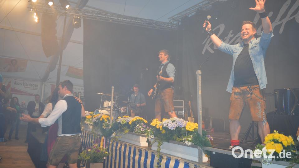 Vor der Rotzlöffl -Bühne wurde getanzt und auf den Bänken gesungen. Bild: bej