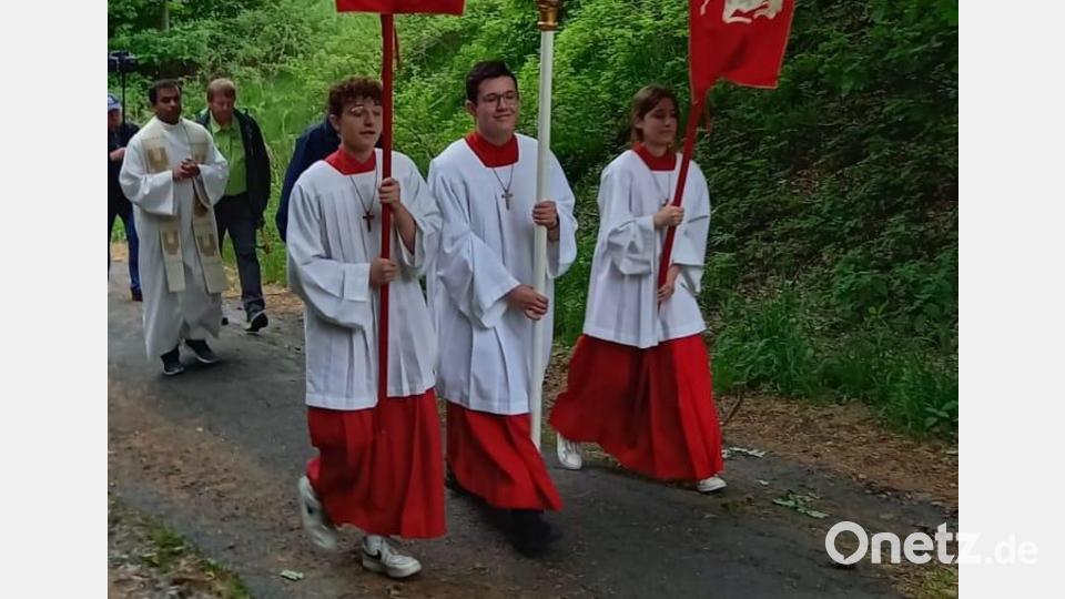Mit Kreuzen und Fahnen zogen die Gläubigen zum Kalavarienberg. Bild: soj