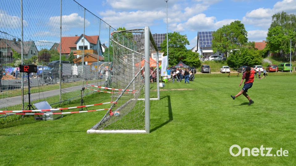 Ermittelt wurde auch, wer den Ball am schnellsten schießen konnte. Bild: ak