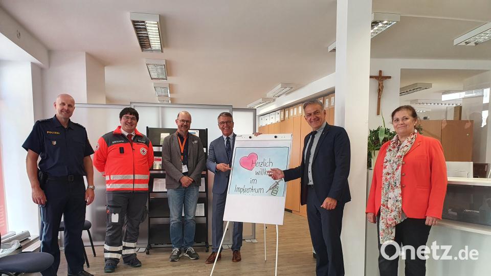 Das Impfzentrum in Tirschenreuth wurde am Mittwoch, 25. Mai eröffnet. Mit dabei waren Polizeihauptkommissar Günther Burkhard, Gerald Wagner vom BRK-Kreisverband Tirschenreuth, Dr. Mathias Kalkum (ärztliche Leitung im Impfzentrum), Bürgermeister Bernd Sommer, Landrat Roland Grillmeier und Regina Kestel vom Landratsamt (von links). Bild: kaz