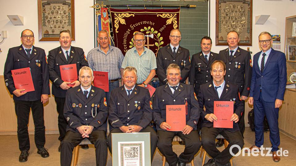 Die Feuerwehr Münchenreuth hat mit Josef Ernst (vorne, Zweiter von links) einen neuen Ehrenvorsitzenden. Das Bild zeigt ihn mit Kommandant Klaus Grötsch (vorne links), Bürgermeister Bernd Sommer (rechts) und den für 40-jährige Treue geehrten Mitgliedern. Bild: Bernhard Eckstein