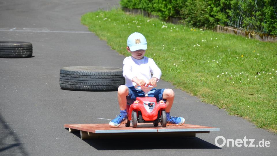 Mit dem Bobby-Car ging es auch über Hindernisse. Bild: ak