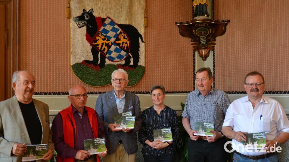 Die Mitwirkenden bei der Vorstellung der 40-seitigen deutsch-tschechischen Broschüre zum Böttgerwanderweg. Im Bild: Bürgermeister Alfred Stier (rechts) und Vorsitzender der Arge Paulusbrunn, Rainer Christoph (Dritter von links). Bild: Jennifer Bergmann