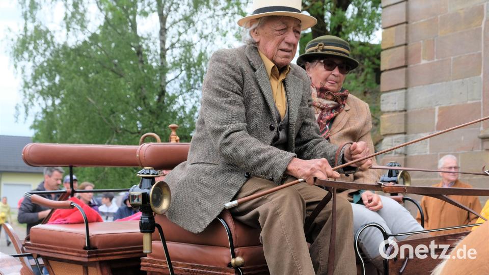 "Lord" Wolfgang Schuhmann mit Ehefrau Ilse auf der Esterhácy-Kutsche. Bild: do
