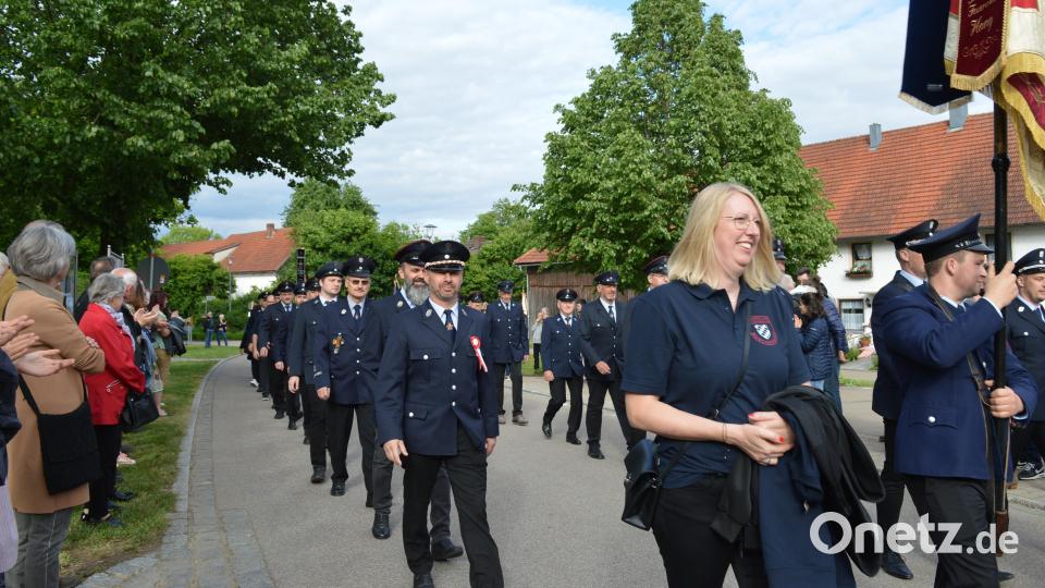 Viele Vereine waren zum Festauftakt da. Bild: bej