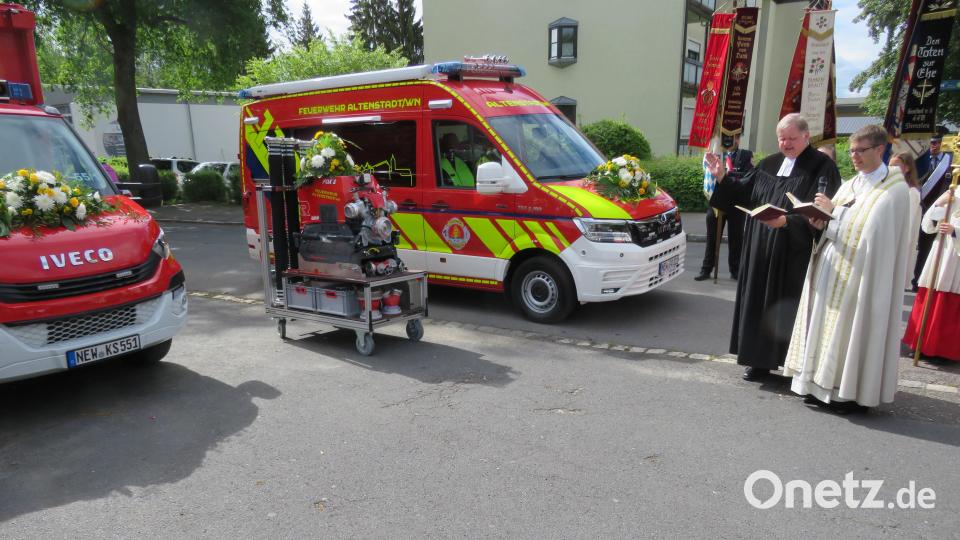 Pfarrer Thomas Kopp und Pfarrer Ulrich Gruber (von rechts) sprechen die Segensgebete. Bild: adj