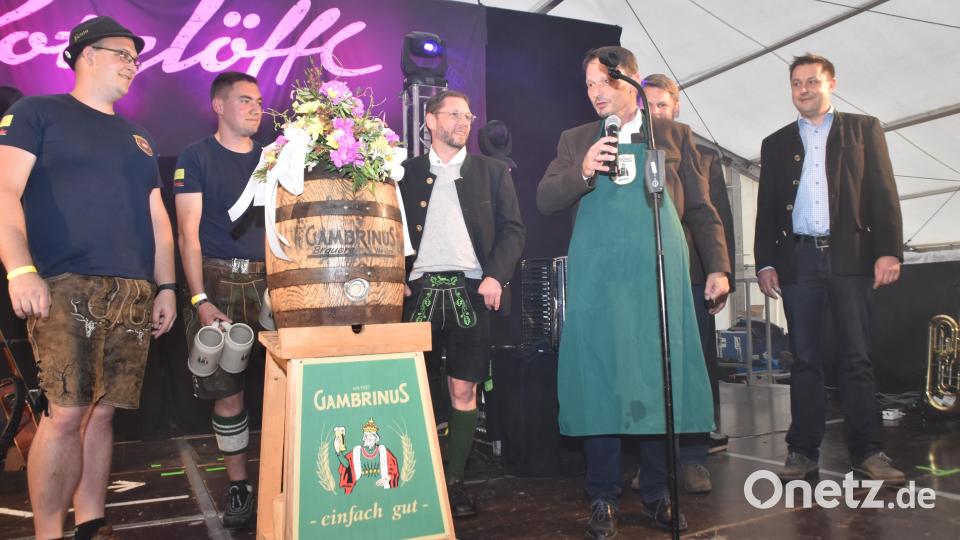Es geht ans Anzapfen des ersten Gambrinus- Fasses: links Vorstand Benjamin Hösl. Bild: hcz