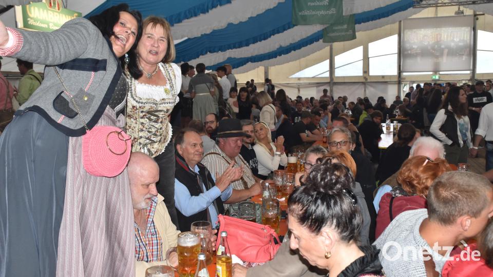 Die Höhe 309 war mit einem großen Aufgebot da. Hier Stadträtin Eva Nitsche mit Vorsitzender Rosi Polland auf der Bierbank. Bild: hcz