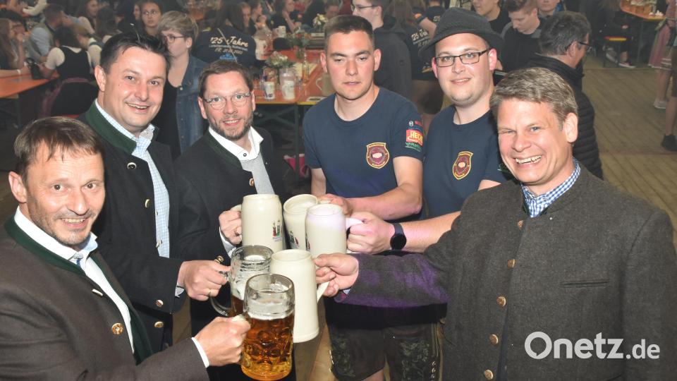 Fass ist angezapft: OB Jens Meyer, Stadtrat Stephan Gollwitzer,, Brauereichef Steffen Hartmann, 2. Vorstand Toni Forster, Vorstand Benjamin Hösl, Stadtrat Benjamin Zeitler (v.l.). Bild: hcz