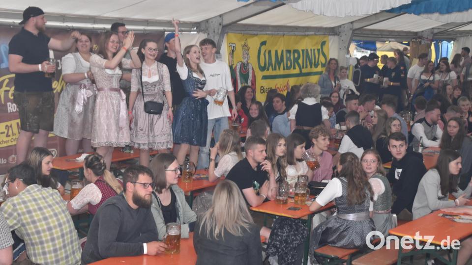 Hoch her ging`s im Zelt Bild: hcz
