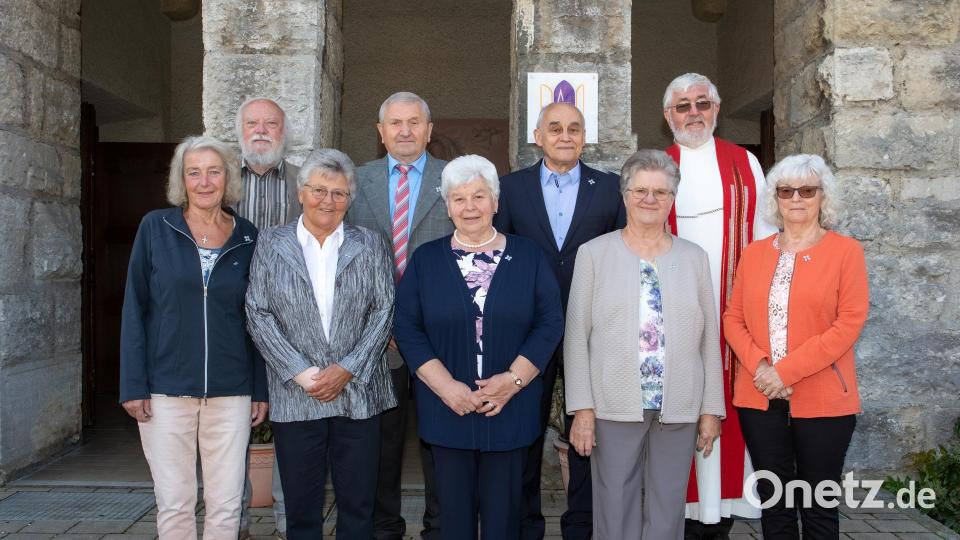 Die diamantenen Konfirmanden vor der Friedenskirche. Bild: Foto Steinbauer/exb