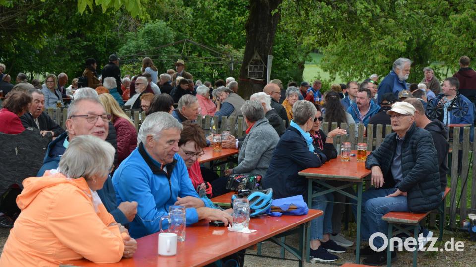 Gut besucht war der Biergarten des „Kapplwirt“ nach dem Gottesdienst. Bild: jr