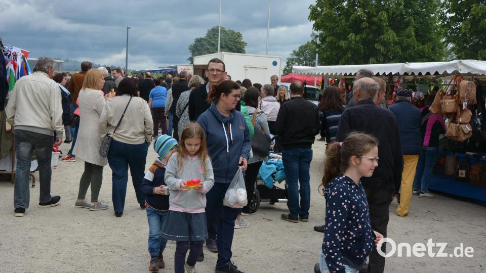 Eine Budenstraße lud die Gäste beim Kapplfest zum flanieren ein. Bild: jr