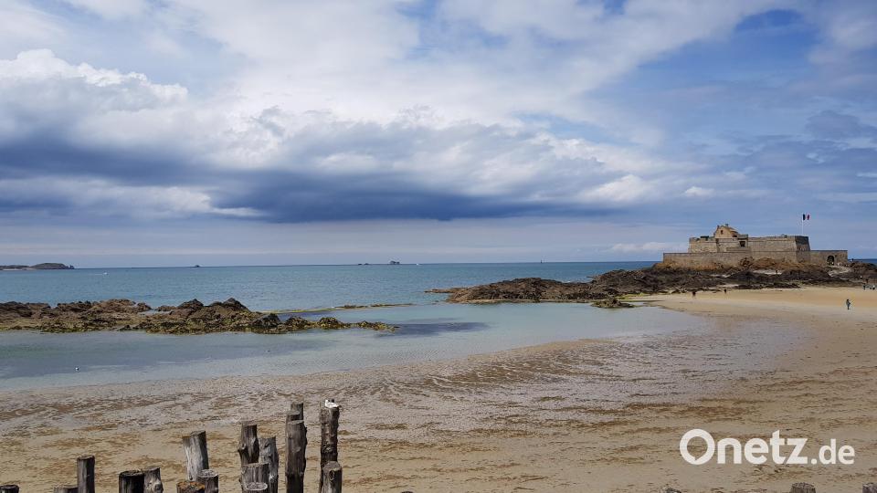Am Strand von Saint Malo genießen die Jugendlichen einige Stunden lang ihre wohlverdiente Freizeit. Bild: Judith Lehner