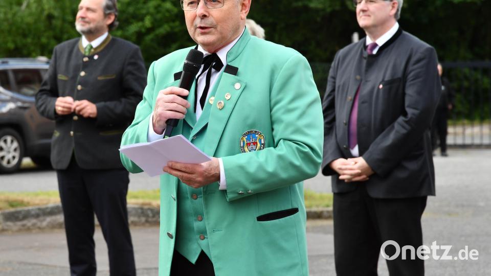 Joseph Ferstl eröffnet das Fest unter der Schirmherrschaft von Bürgermeister Frank Zeitler (links) und Stadtpfarrer Hannes Lorenz (rechts). Bild: Freya Stoeckl